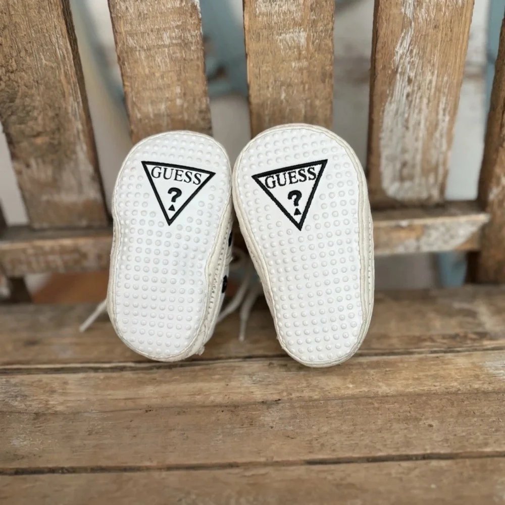 VINTAGE Guess Baby Crib Shoes Booties White Logo Lace Up Size 0 NEW!